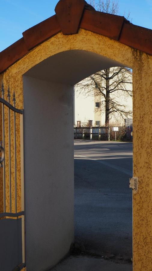 Hotel Le Logis De La Garenne Morestel Esterno foto